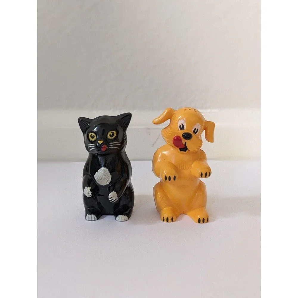 Cute Vintage Cat & Dog Plastic Salt &‎ Pepper Shakers by F & F Mold Dayton Ohio